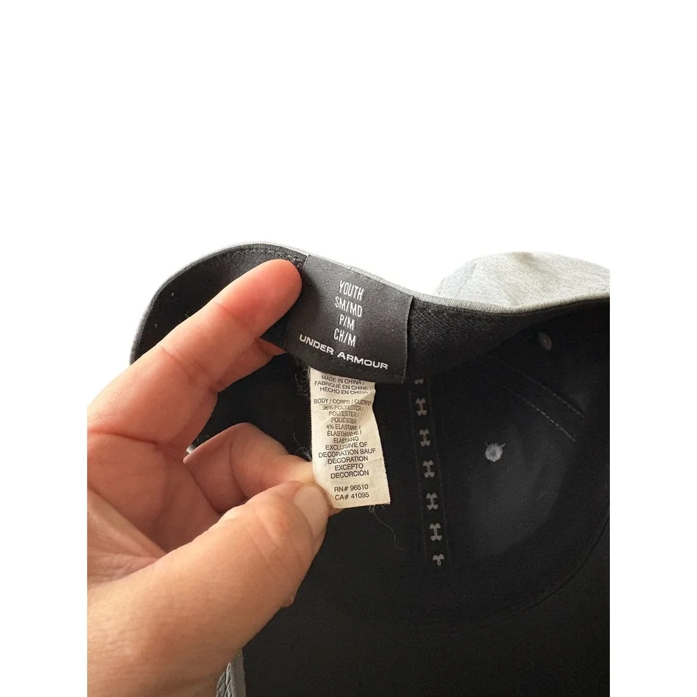 Under Armour Youth S/M Fitted Baseball Cap Gray Black Logo‎ Hat